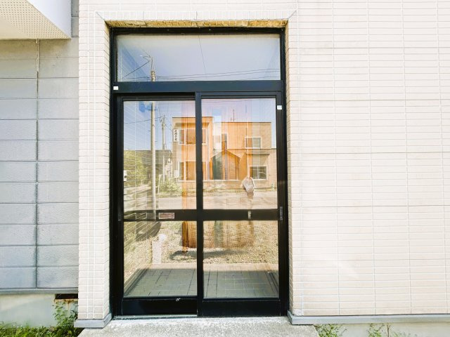 【玄関】 | 網走市北３条東１丁目７－３　中古売家 | 【リフォーム前】玄関外観です。こちらはクリーニング致します。