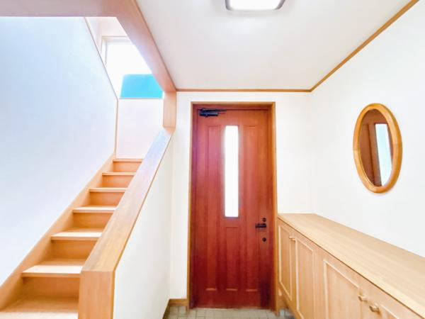 【玄関】 | 網走市北３条東１丁目７－３　中古売家 | 【リフォーム前】玄関は壁紙の張替えと床のクリーニングを行います。