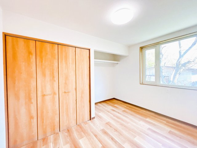 網走市北３条東１丁目７－３　中古売家の和室|【リフォーム済】南側側6帖洋室です。こちらはクッションフロアの張替えと壁紙の交換を行いました。