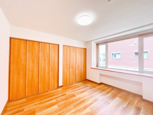 網走市北３条東１丁目７－３　中古売家の洋室|【リフォーム済】北側８帖洋室です。こちらはクッションフロアの張替えと壁紙の交換を行いました。