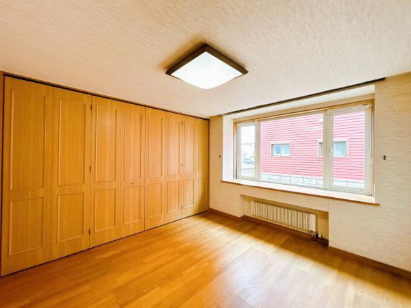 【洋室】 | 網走市北３条東１丁目７－３　中古売家 | 【リフォーム前】東側８帖洋室です。こちらはクッションフロアの張替えと壁紙の交換を行います。