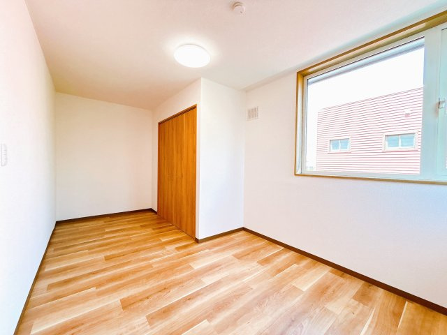 網走市北３条東１丁目７－３　中古売家の洋室|【リフォーム済】２階東側7帖洋室です。こちらは壁紙と床の張替えを行いました。