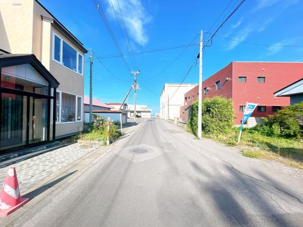 【前面道路含む現地写真】 | 網走市北３条東１丁目７－３　中古売家 | 【前面道路】幅員7mの公道に接してます。