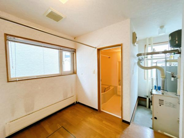 【洗面所】 | 網走市北３条東１丁目７－３　中古売家 | 【リフォーム前】洗面所です。こちらは壁紙の交換とクッションフロアの張替えを行います。ボイラーも新品に交換予定です。