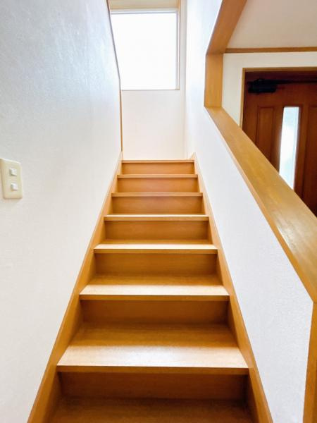 網走市北３条東１丁目７－３　中古売家のその他共用部分|【リフォーム前】階段です。こちらはクリーニングと壁紙の交換を行う予定です。