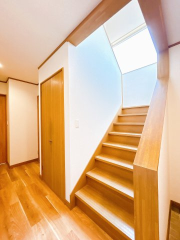 網走市北３条東１丁目７－３　中古売家のその他共用部分|【リフォーム済】階段です。こちらはクリーニングと壁紙の交換を行う予定です。