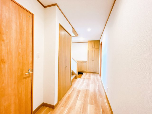 網走市北３条東１丁目７－３　中古売家のその他共用部分|【リフォーム済】一階廊下です。こちらは壁紙交換とクッションフロアの張替えを行いました。