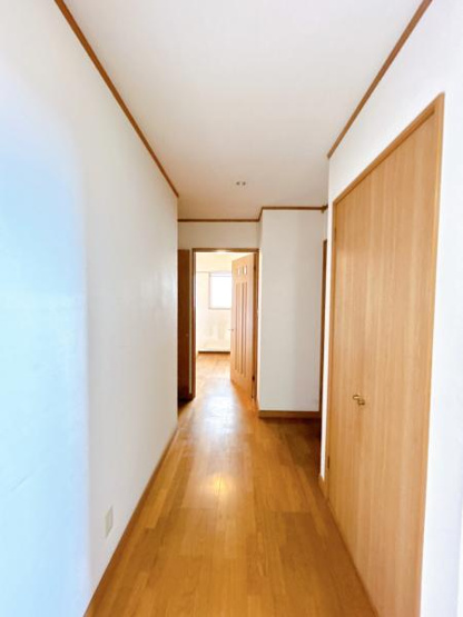 【その他共用部分】 | 網走市北３条東１丁目７－３　中古売家 | 【リフォーム前】一階廊下です。こちらは壁紙交換とクッションフロアの張替えを行う予定です。