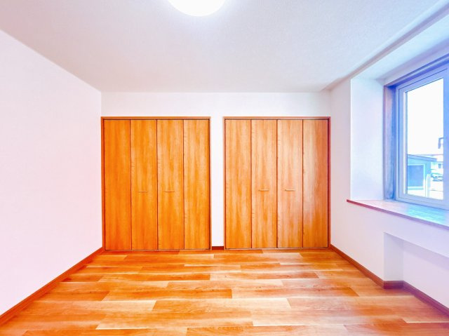 網走市北３条東１丁目７－３　中古売家の洋室|【リフォーム済】1階北側8帖洋室別アングルです。