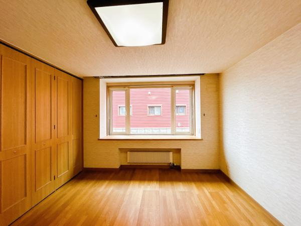 【洋室】 | 網走市北３条東１丁目７－３　中古売家 | 【リフォーム前】1階東側8帖洋室別アングルです。