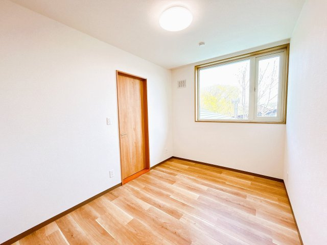 網走市北３条東１丁目７－３　中古売家の和室|【リフォーム済】2階西側5帖和室別アングルです。