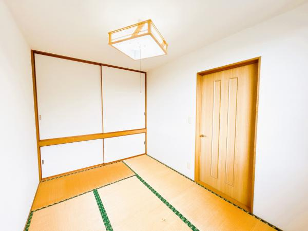 【和室】 | 網走市北３条東１丁目７－３　中古売家 | 【リフォーム前】2階西側5帖和室別アングルです。