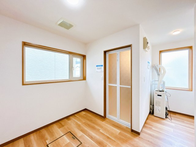 網走市北３条東１丁目７－３　中古売家の洗面所|【リフォーム済】洗面所になります。広々としているので、お風呂や洗濯のイメージが付きやすいのではないでしょうか。