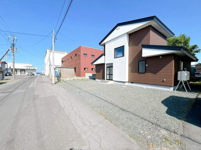 網走市北３条東１丁目７－３　中古売家の駐車場|【リフォーム済】駐車場です。車庫を壊して3台に拡張致しました。