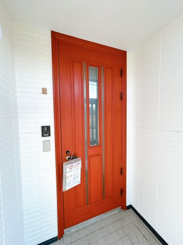 網走市北３条東１丁目７－３　中古売家の玄関|【リフォーム済】玄関外観は塗装いたしました。白基調の壁に映える明るい色で塗装いたしました。おうちの顔となる部分ですので、特徴的なのはうれしいですね。