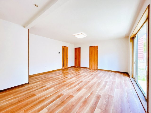 網走市北３条東１丁目７－３　中古売家の居間・リビング|【リフォーム済】リビング別アングル画像です。リビングに大きな窓が付いているので日当たり良好です。