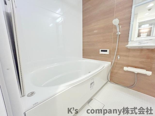 ◎藤沢市片瀬海岸1丁目　ライオンズタワー片瀬江ノ島の浴室|木目調のアクセントパネルが、ほっとできる空間を作り出しています◇