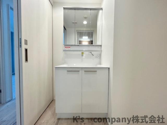 ◎藤沢市片瀬海岸1丁目　ライオンズタワー片瀬江ノ島の独立洗面台|三面の内側には小物収納が充実しています◇