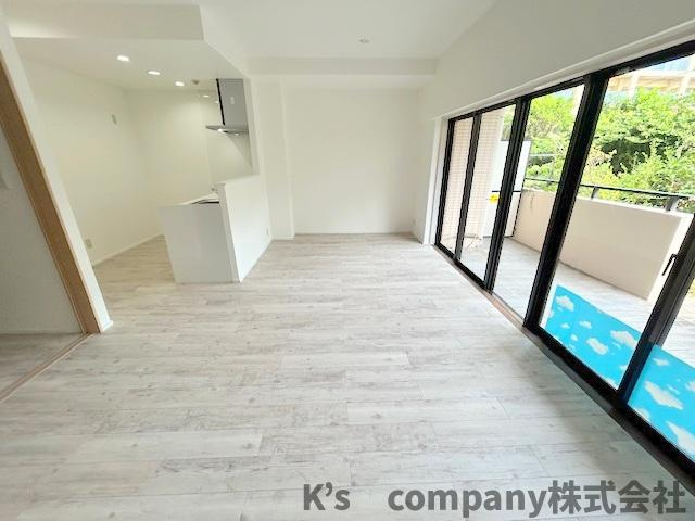 ◎藤沢市片瀬海岸1丁目　ライオンズタワー片瀬江ノ島の居間・リビング|広い窓から明るい日差しが差し込む、温かみのあるリビングスペース◇