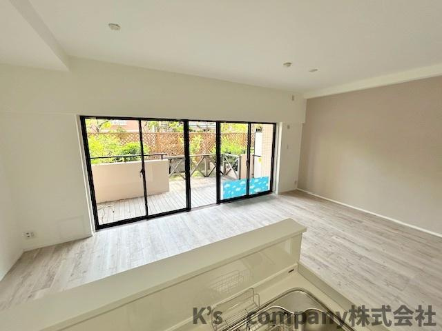 ◎藤沢市片瀬海岸1丁目　ライオンズタワー片瀬江ノ島の居間・リビング|リビングにいるご家族を感じながらお料理ができます☆