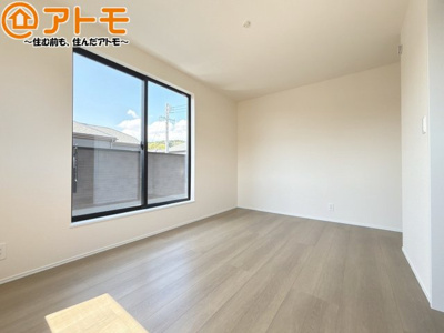 【寝室】 | 駿河区向敷地14期　新築戸建　D号棟 | バルコニーに面したお部屋なので、布団などの大きなものも楽々干せます♪
