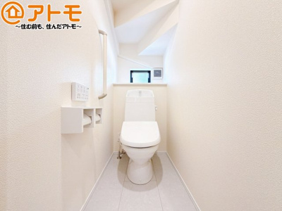 【トイレ】 | 駿河区向敷地14期　新築戸建　B号棟 | 年代を問わず使いやすい洗浄機能付きのトイレ♪肌への負担をも減らせるのでお子様の敏感なお肌も安心！