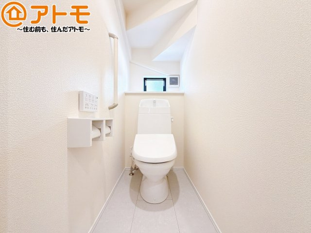 【トイレ】 | 駿河区向敷地14期　新築戸建　B号棟 | 年代を問わず使いやすい洗浄機能付きのトイレ♪肌への負担をも減らせるのでお子様の敏感なお肌も安心！