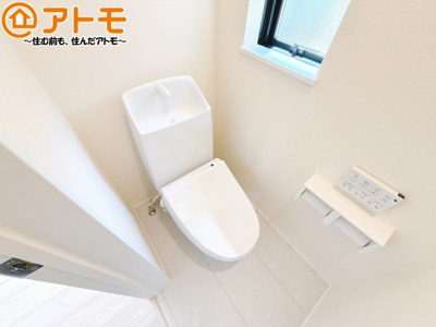【トイレ】 | 駿河区向敷地14期　新築戸建　B号棟 | 窓もあって換気もしっかりできる清潔感のあるトイレです♪