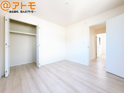 【寝室】 | 駿河区向敷地14期　新築戸建　B号棟 | 収納スペースもしっかり確保したお部屋は、収納家具の数も減らせるのでお部屋を広く使えます！