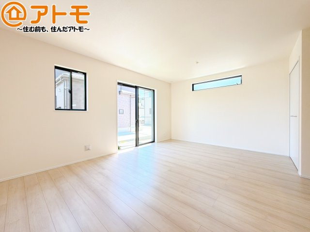 【居間・リビング】 | 駿河区向敷地14期　新築戸建　B号棟 | 日当たりのよいリビングは、一年を通してぽかぽかとしています。家族が自然と集まる空間になりそうですね♪