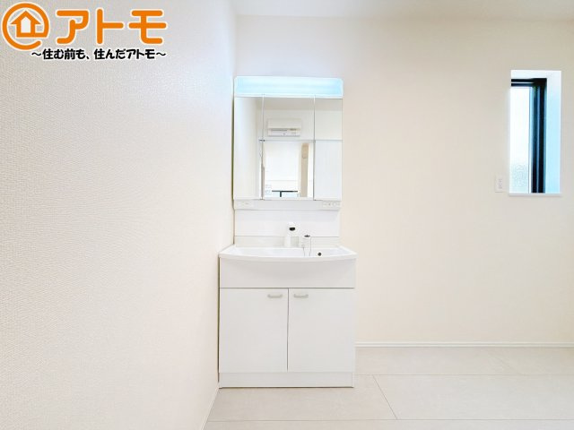 【独立洗面台】 | 駿河区向敷地14期　新築戸建　B号棟 | 三面鏡の中は収納になっているため、スッキリとした洗面台を保つことができます♪
