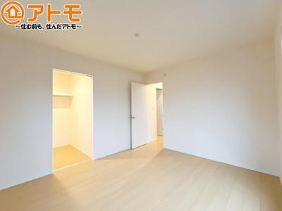 【寝室】 | 駿河区向敷地14期　新築戸建　C号棟 | 収納スペースもしっかり確保したお部屋は、収納家具の数も減らせるのでお部屋を広く使えます！