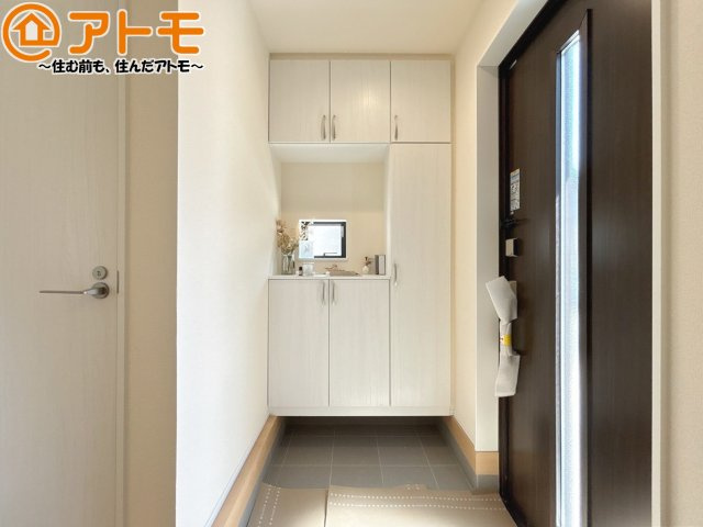 【玄関】 | 駿河区向敷地14期　新築戸建　C号棟 | 玄関は収納付きで使い勝手良好♪見た目もすっきり♪