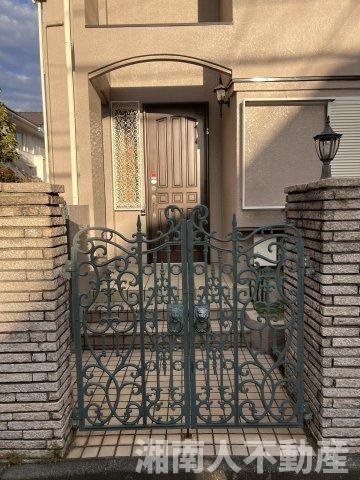 逗子市沼間３丁目１８－２戸建ての玄関|明るい玄関です