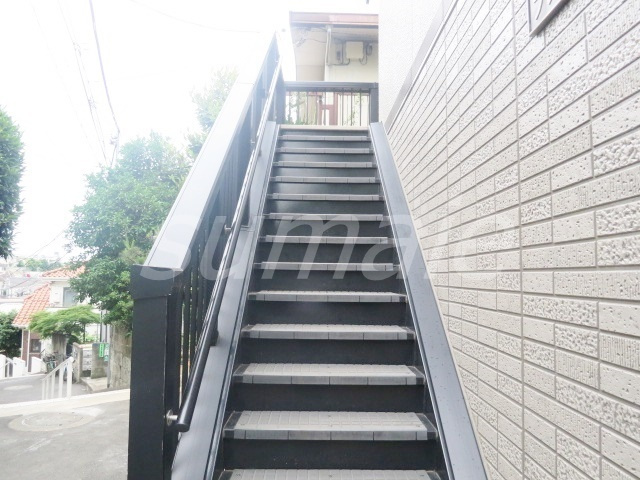 フレグランスのその他共用部分|上階に繋がる階段です☆