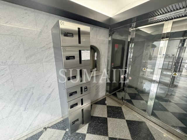 戸田公園ステイタスのエントランス|宅配ボックスです