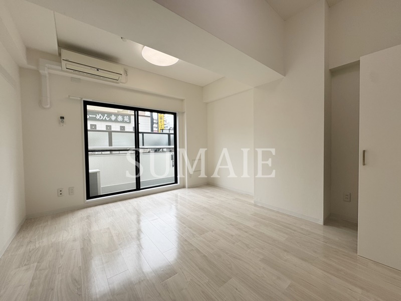 戸田公園ステイタスの居間・リビング|8帖の洋室です