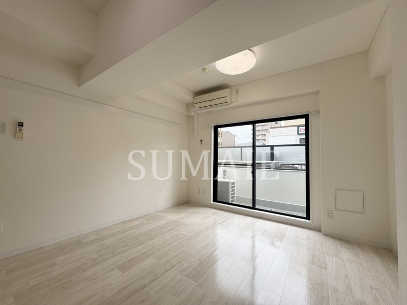 戸田公園ステイタスの洋室|白基調の室内です