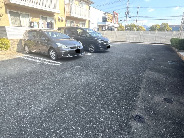 フルール・プリムヴェール Bの駐車場