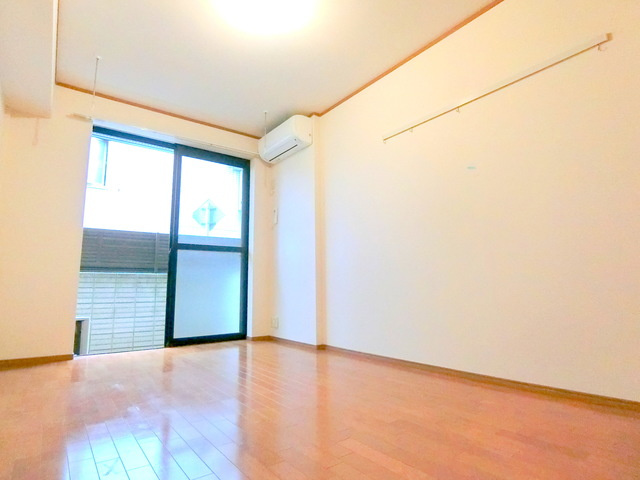 グラン・プレジールの居間・リビング|★洋室広々6.8帖です★