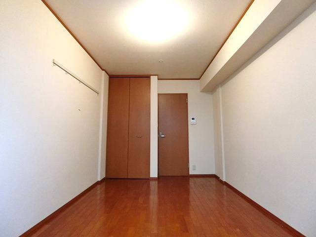 グラン・プレジールの居間・リビング|★洋室広々6.8帖です★