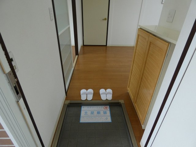 岡山市東区西大寺中１丁目のアパートの玄関