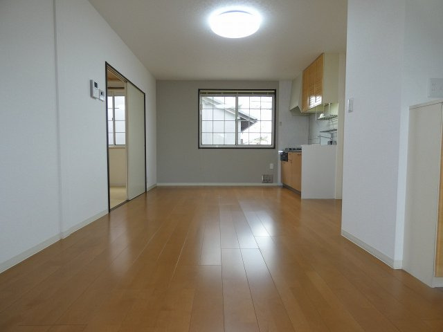 岡山市東区西大寺中１丁目のアパートの居間・リビング