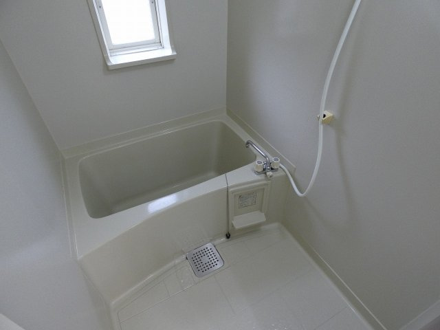 岡山市東区西大寺中１丁目のアパートの浴室