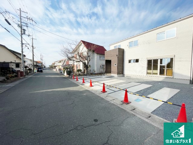 野洲市大畑　第2期　新築一戸建ての前面道路含む現地写真|周辺は閑静な住宅街！前面道路広々で車の出し入れも便利です。駐車が苦手な方でも安心して車庫入れできます！