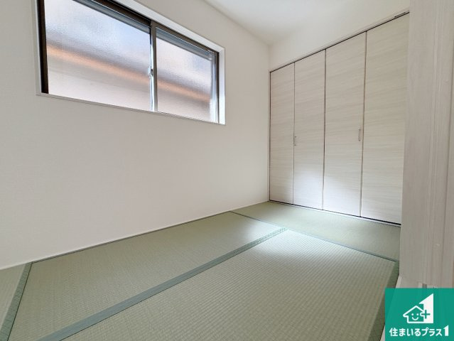 1日(土)2日(日)現地見学可能！　枚方市楠葉野田　全4邸の和室|一室あると便利な和室は客間としてだけでなく、小さなお子様のプレイルームや食後のくつろぎスペースとしてもご利用いただけます。収納もついていますので大活躍間違いなし！