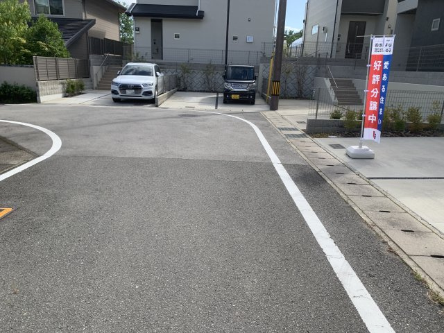 京都市北区西賀茂下庄田町　未入居一戸建ての前面道路含む現地写真