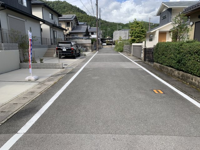 京都市北区西賀茂下庄田町　未入居一戸建ての前面道路含む現地写真