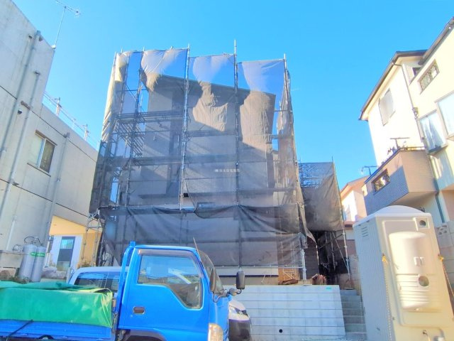 富士見市大字勝瀬の新築一戸建の外観|並列駐車3台可能なゆとりのカースペース♪
