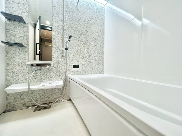 【TOKYO BASE】中野区南台2丁目　新築戸建の浴室|追い焚き機能付きのため、帰りが遅くなった日にも温かい湯船に浸かって疲れを癒すことができます。

現地ご見学希望・資料請求などお気軽にお問い合わせ下さい！
03-5990-5201